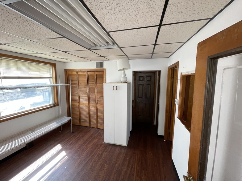 More Photos Of 7585 Wooster Pike, Cincinnati Auto Dealership For Lease