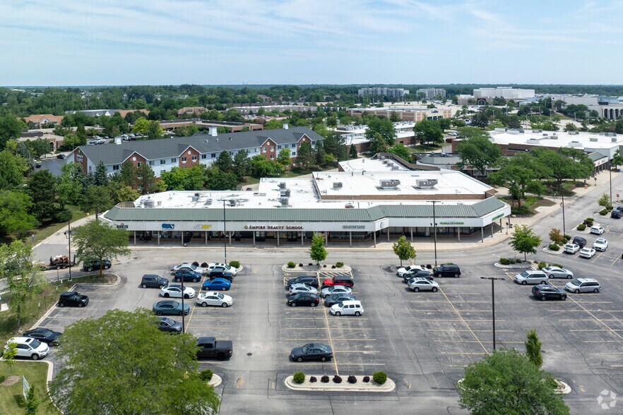 More Photos Of 220-288 Hawthorn Village Commons, Vernon Hills General Retail For Lease