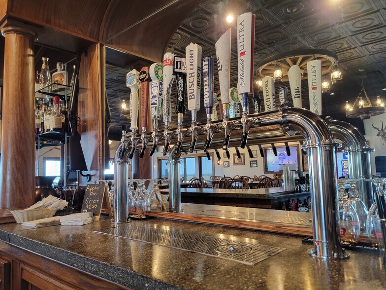 More Photos Of 5555 N Clark St, Monroe Center Restaurant For Sale