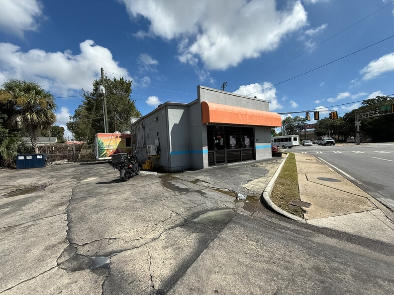 More Photos Of 2705 Bull St, Savannah Freestanding For Lease