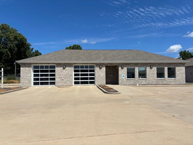 More Photos Of 11 Cottonwood Dr, Chatham Specialty For Lease