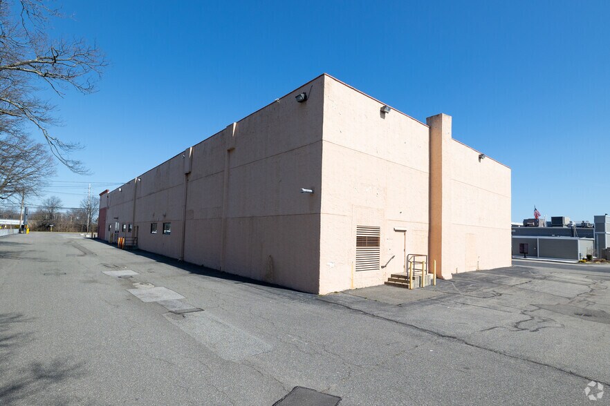 More Photos Of 1000 Sunrise Hwy, Massapequa Freestanding For Lease