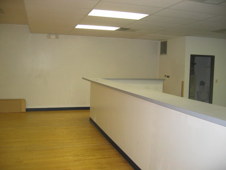 More Photos Of 4214 Fleur Dr, Des Moines General Retail For Lease