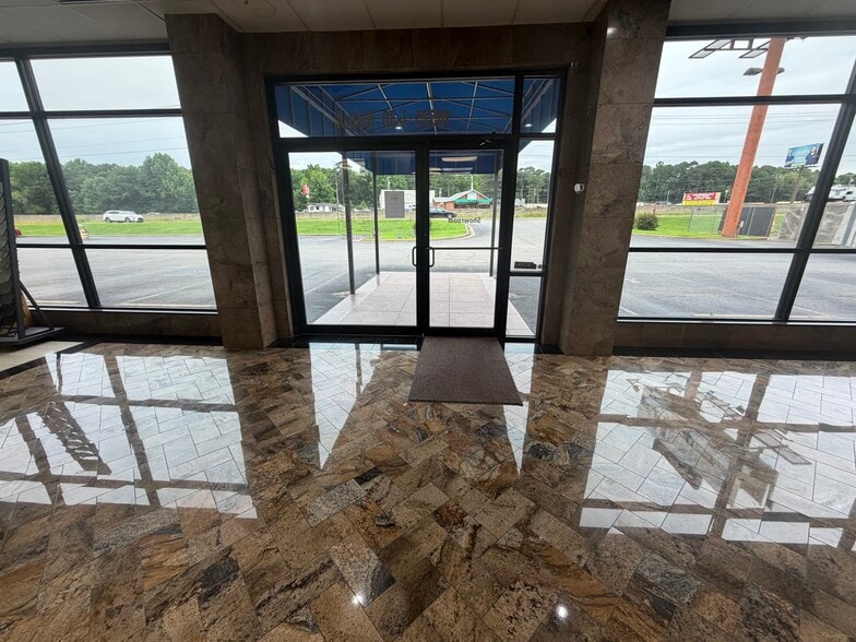 More Photos Of 18525 I-30 Hwy, Benton Showroom For Sale