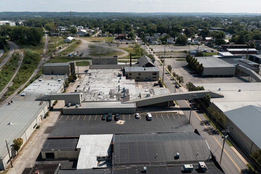 More Photos Of 246 E 4th St, Ashland Light Distribution For Sale