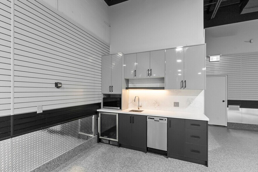 More Photos Of 2721 Markham Rd, Toronto Showroom For Lease