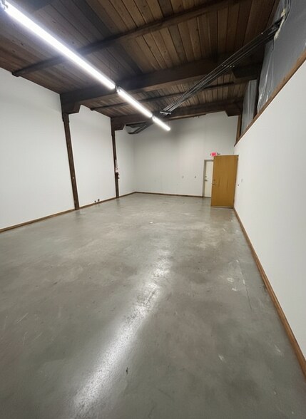 More Photos Of 901-965 Northwest Blvd, Winston-Salem Flex For Lease