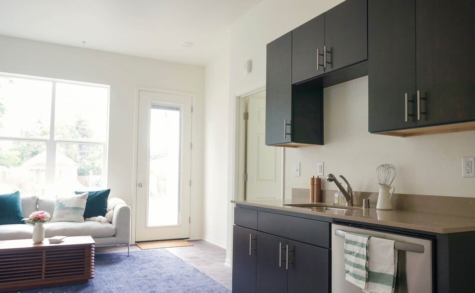 More Photos Of 1910 E Mill Plain Blvd, Vancouver Apartments For Sale