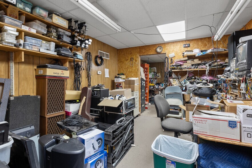 More Photos Of 1202 N Jefferson Ave, Mount Pleasant Specialty For Sale