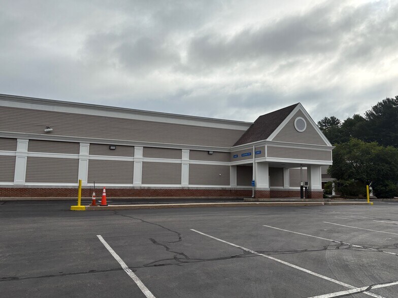 More Photos Of 123 Nashua Rd, Londonderry Drugstore For Lease