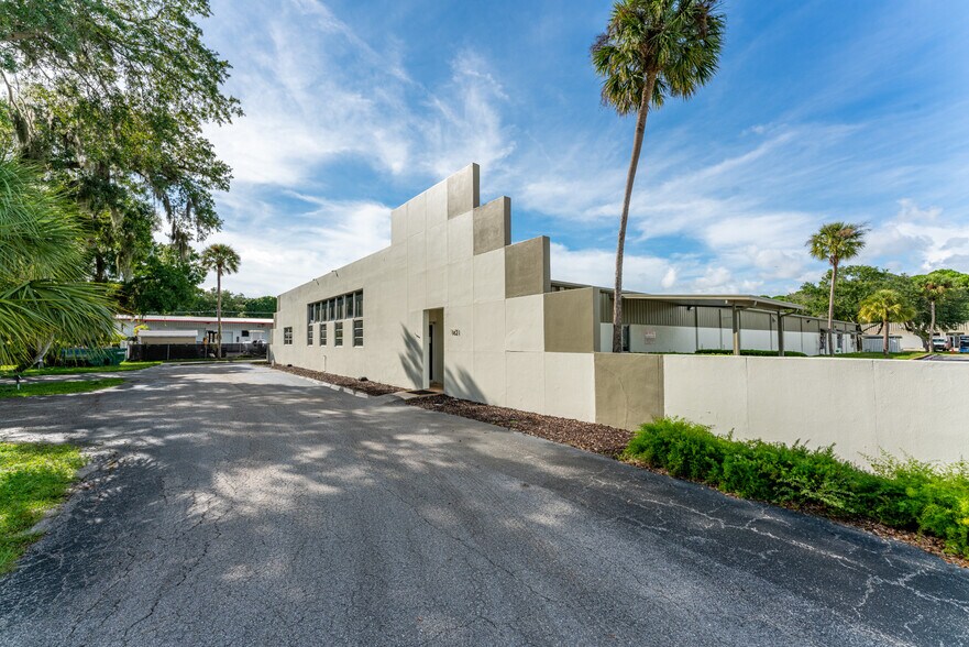 More Photos Of 1621 W University Pky, Sarasota Warehouse For Lease