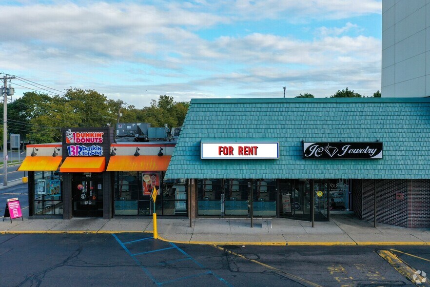 More Photos Of 1051-1081 Old Country Rd, Riverhead General Retail For Lease
