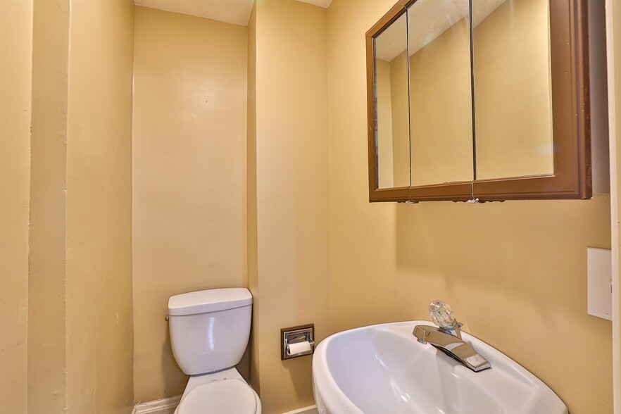 More Photos Of 3235-3245 Woodburn Ave, Cincinnati Storefront For Sale