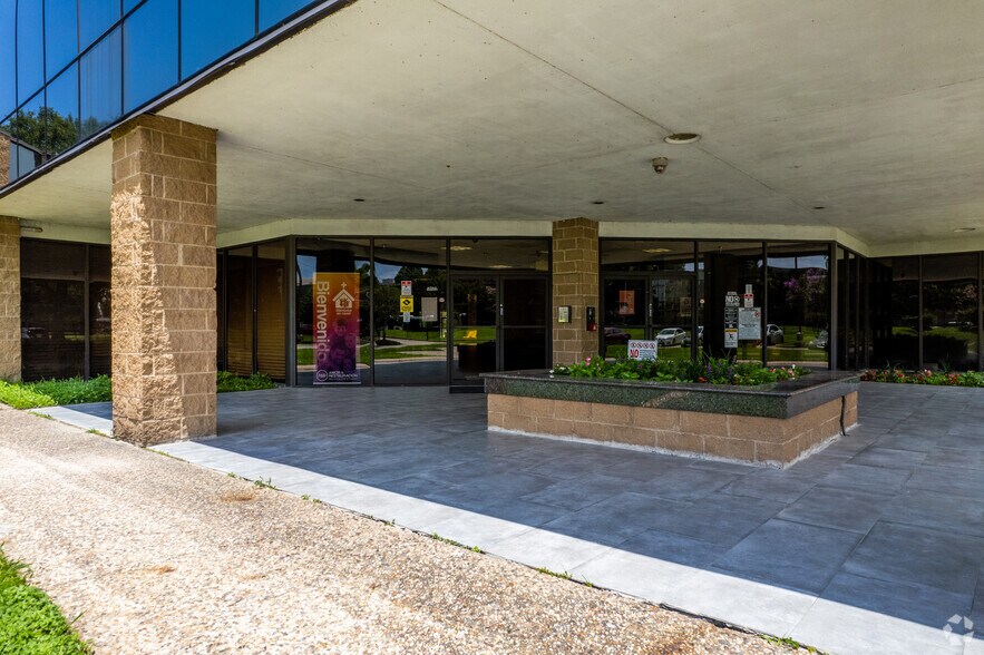 More Photos Of 16800 Imperial Valley Dr, Houston Office For Sale