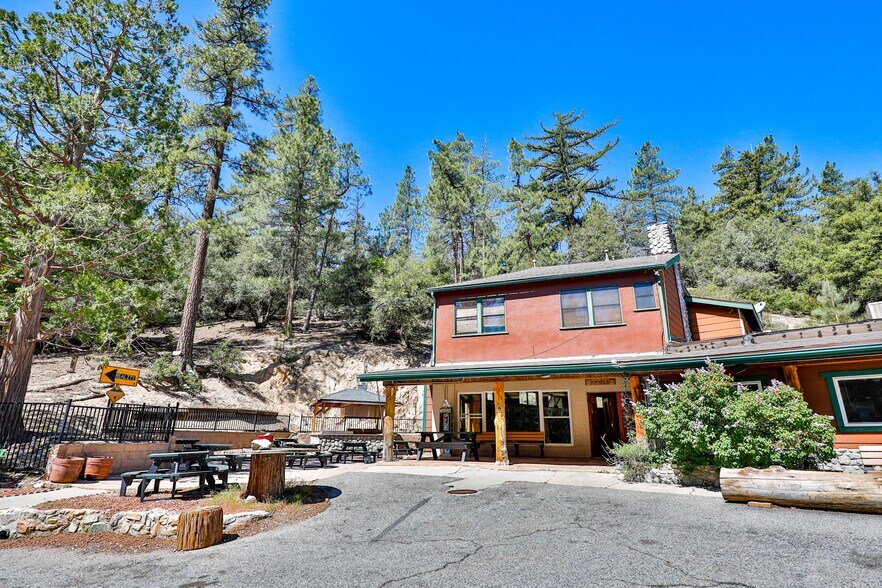 More Photos Of CA-2, La Cañada Flintridge General Retail For Sale