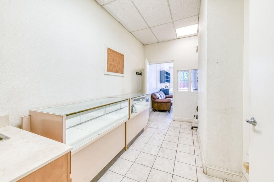 More Photos Of 2403-2405 E Clinton Ave, Fresno General Retail For Sale