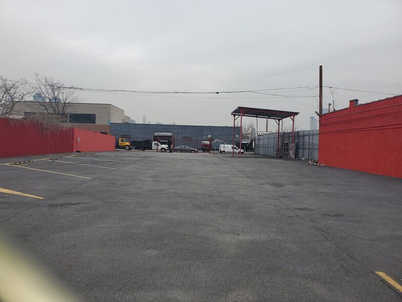 More Photos Of 215-221 Greenpoint Ave, Brooklyn Land For Lease
