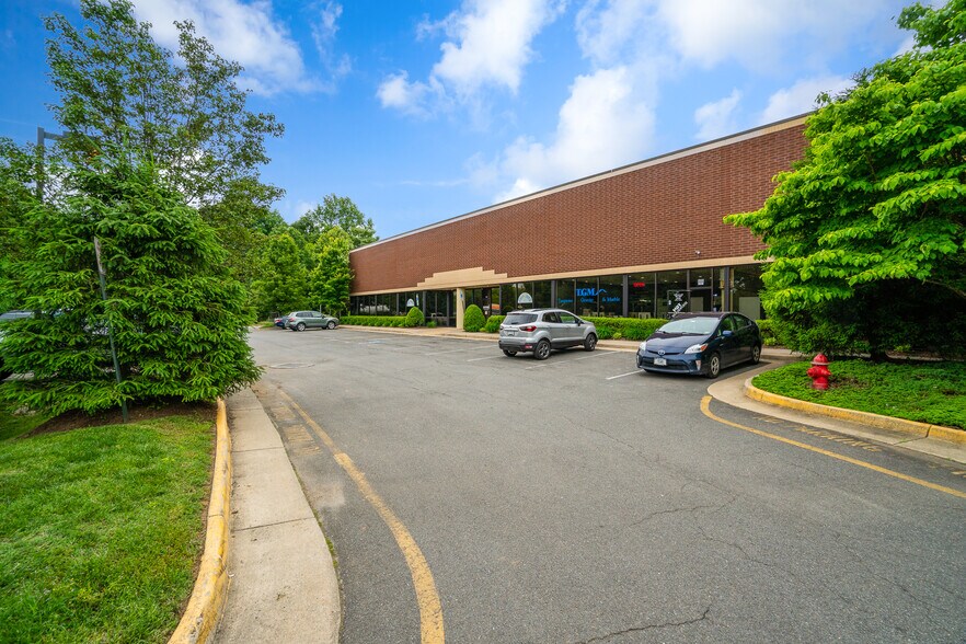 More Photos Of 11905 Bowman Dr, Fredericksburg Showroom For Lease