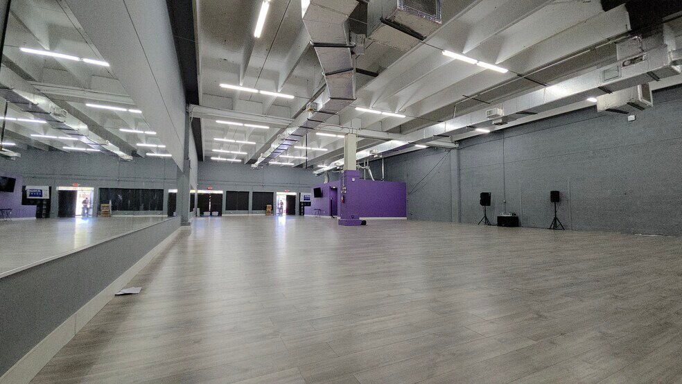 More Photos Of 4874 NW 167th St, Miami Lakes General Retail For Lease