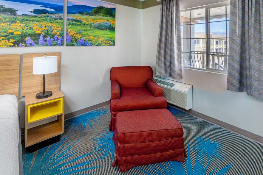 More Photos Of 903 Main St, Delta Hotel For Sale