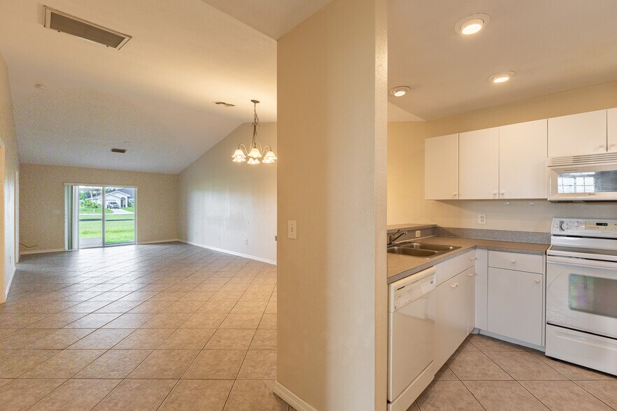 More Photos Of 717 SE 8th St, Cape Coral Apartments For Sale