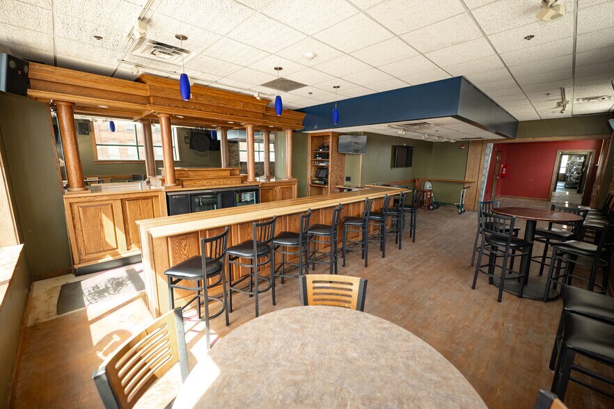 More Photos Of 100 Main St, Dubuque General Retail For Lease