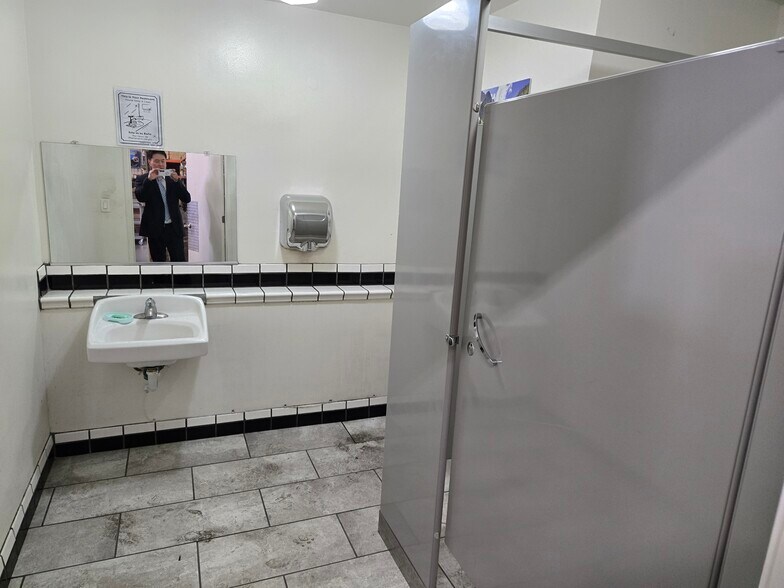 More Photos Of 1122 S Alvarado St, Los Angeles Warehouse For Lease