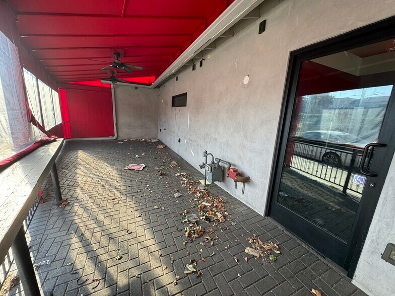 More Photos Of 4001 W Riverside Dr, Burbank Storefront For Lease