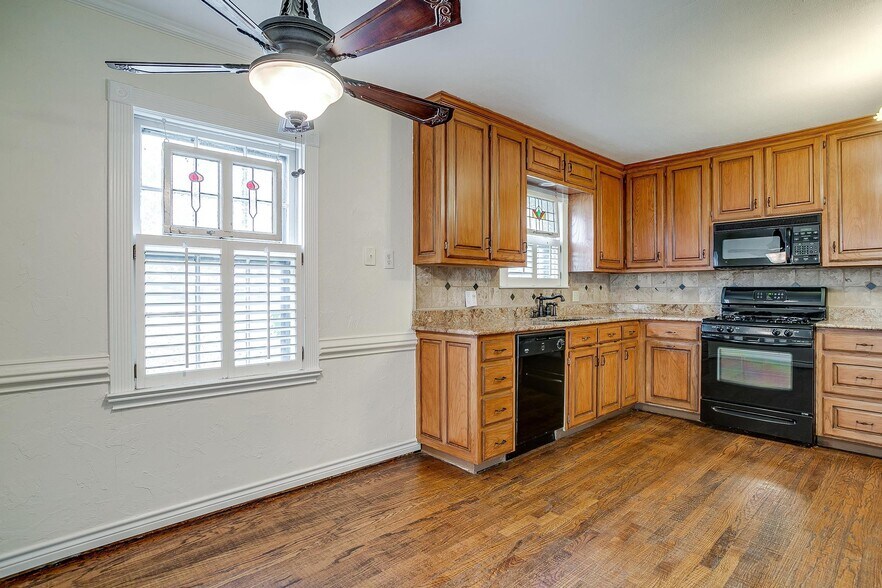 More Photos Of 113 N Tarrant St, Crowley Office For Sale