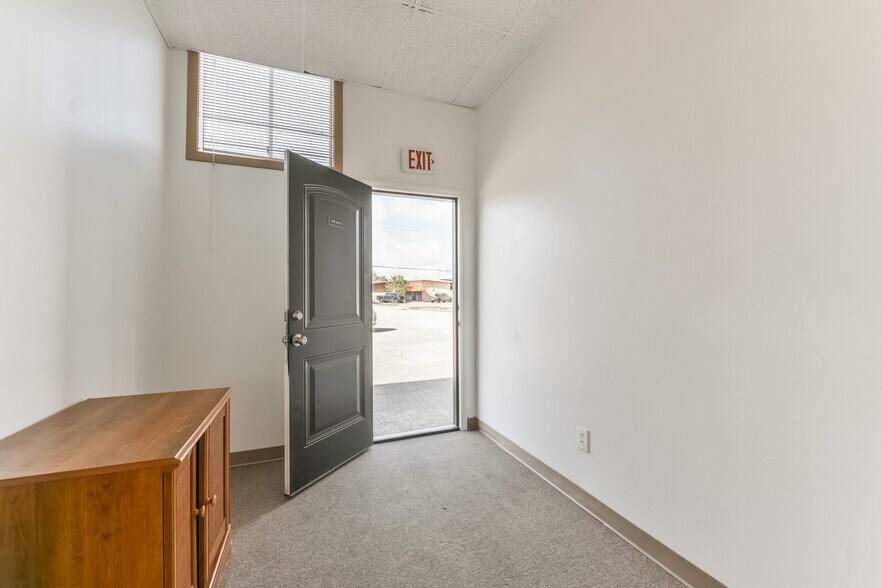 More Photos Of 1022-1024 Pasadena Blvd, Pasadena Medical For Lease