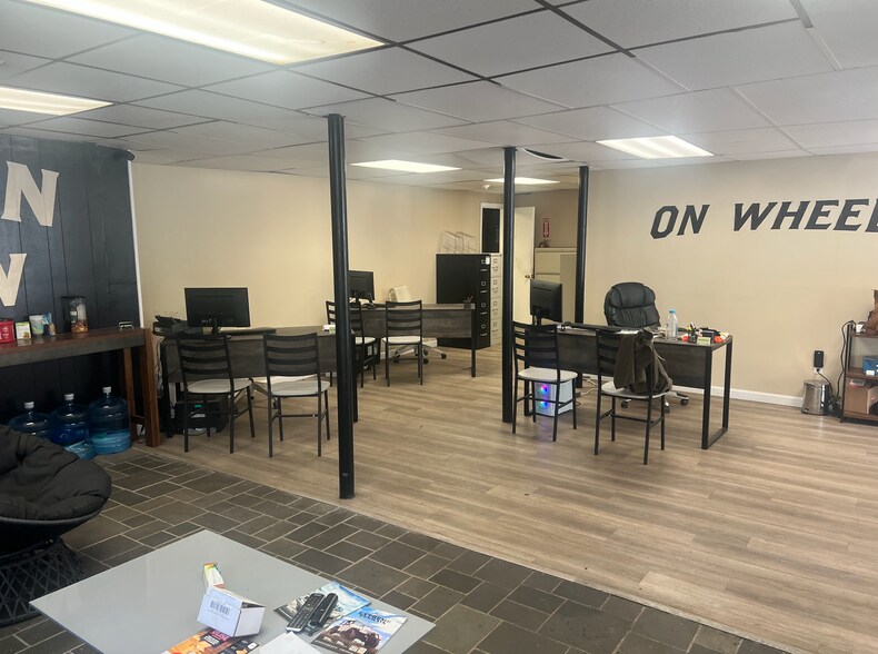 More Photos Of 29 Bridge St, Pelham Auto Dealership For Lease