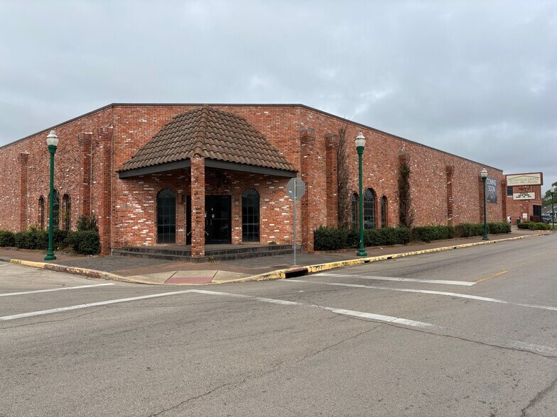More Photos Of 201 N Pacific St, Conroe Freestanding For Lease
