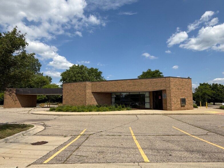 More Photos Of 6120 W Maple Rd, West Bloomfield Bank For Sale