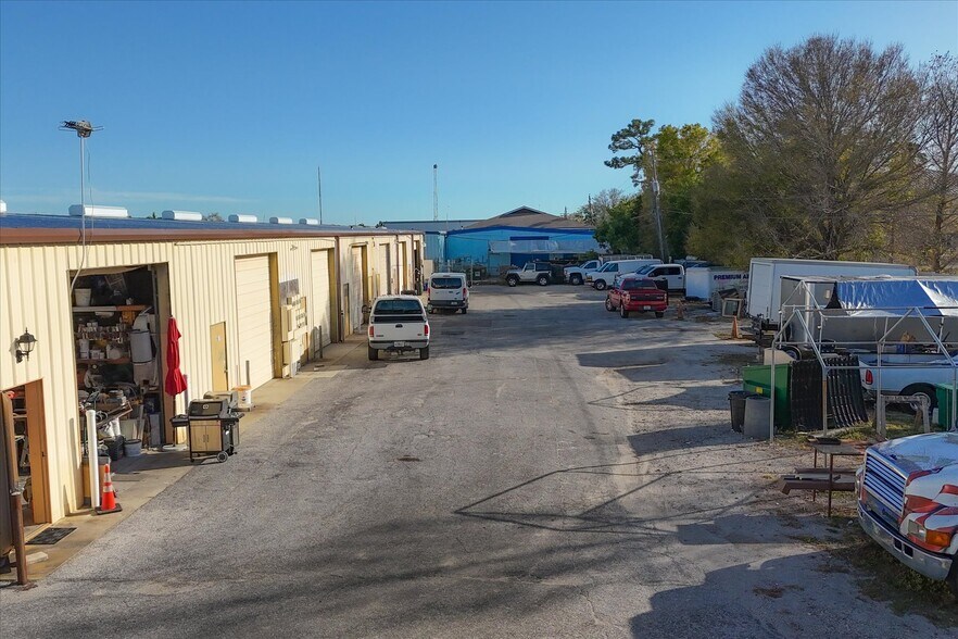 More Photos Of 5639-5651 Lawton Dr, Sarasota Service For Lease