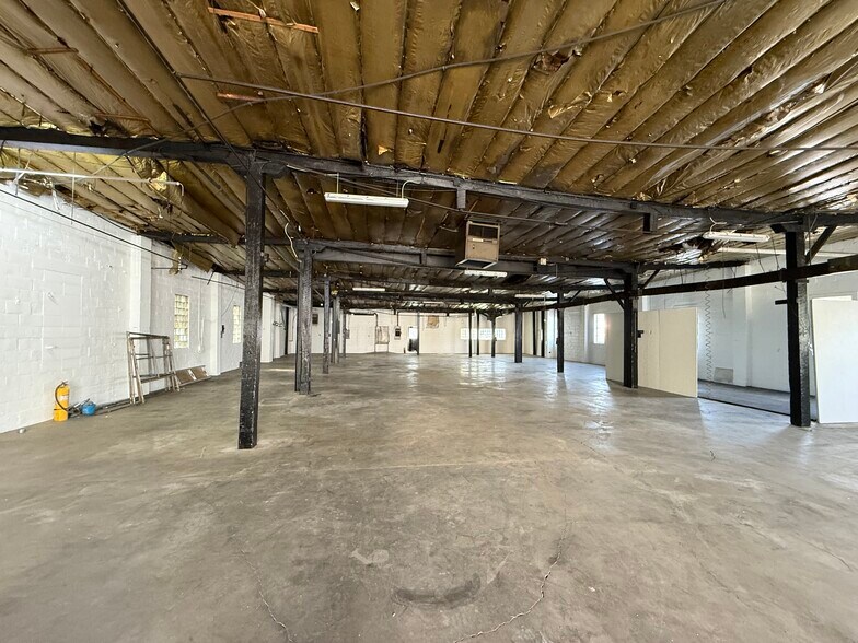 More Photos Of 65 E Pierce St, Whitestown Warehouse For Lease