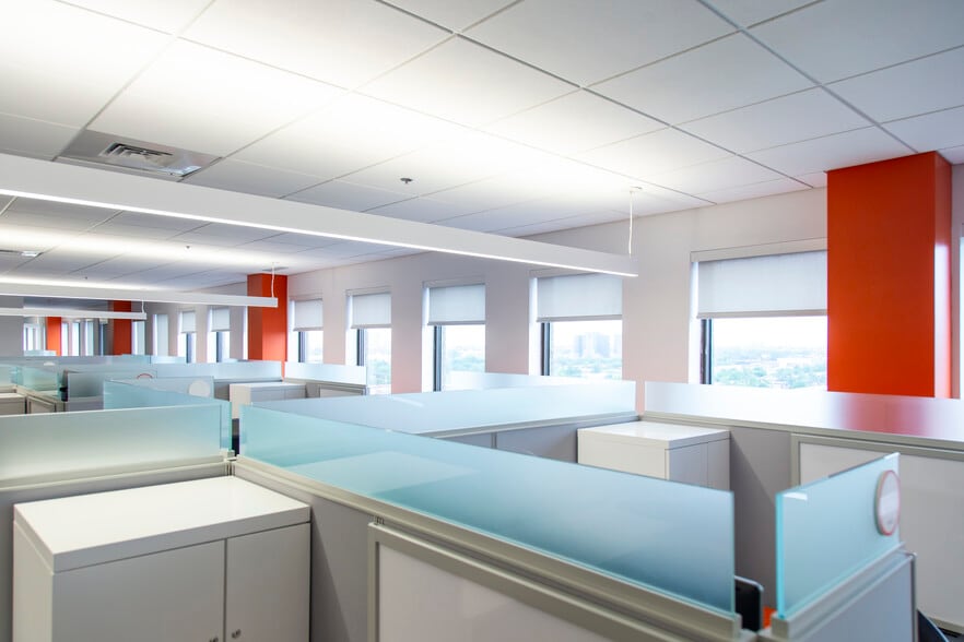 More Photos Of 555 Rue Chabanel O, Montréal Office For Sale