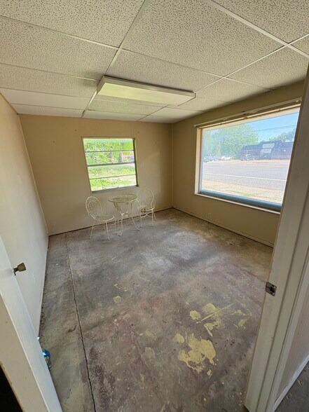 More Photos Of 618 W Broad St, Mineola Storefront Retail Office For Sale