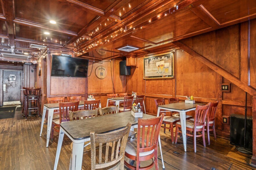 More Photos Of 8 Wall St, Huntington Restaurant For Sale