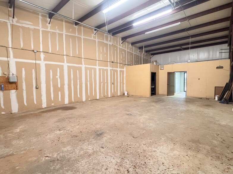 More Photos Of 3561-3569 MacDonnell Dr, Norman Warehouse For Lease