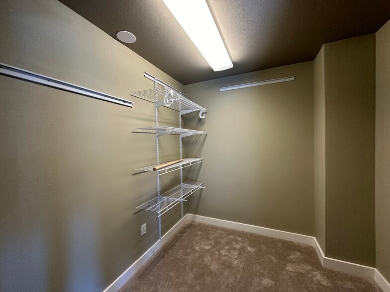 More Photos Of 1505 Ne Village St, Fairview Office For Sale