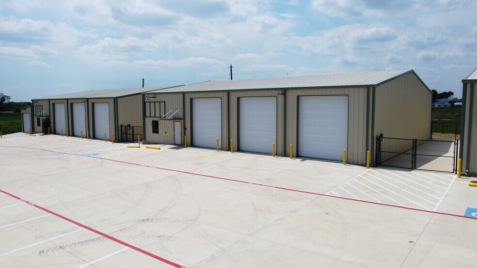 More Photos Of 16013 FM 429, Terrell Flex For Lease