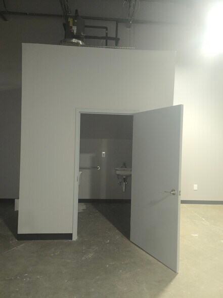 More Photos Of 2960 Technology Pl, Waldorf Research And Development For Lease