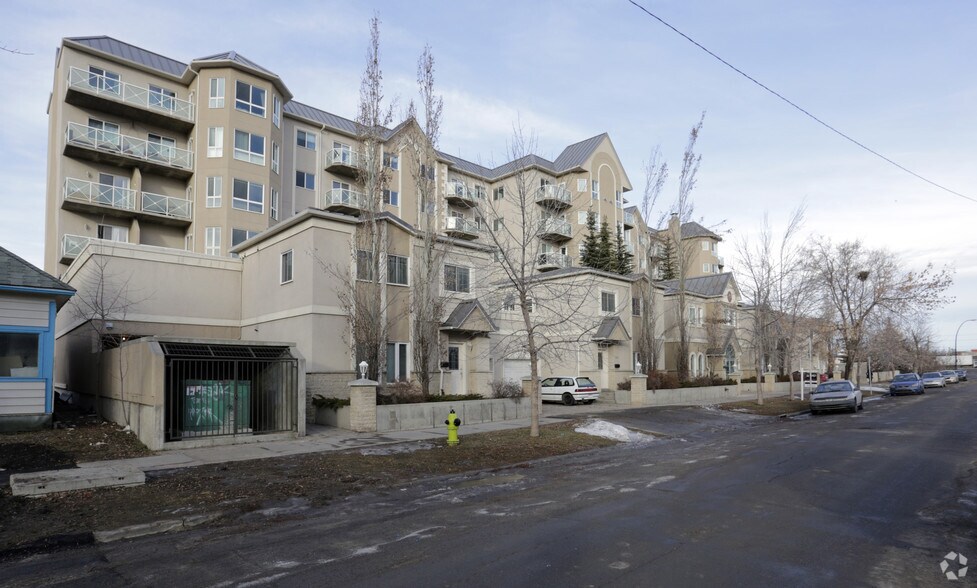 More Photos Of 1518 Centre St N, Calgary Apartments For Lease