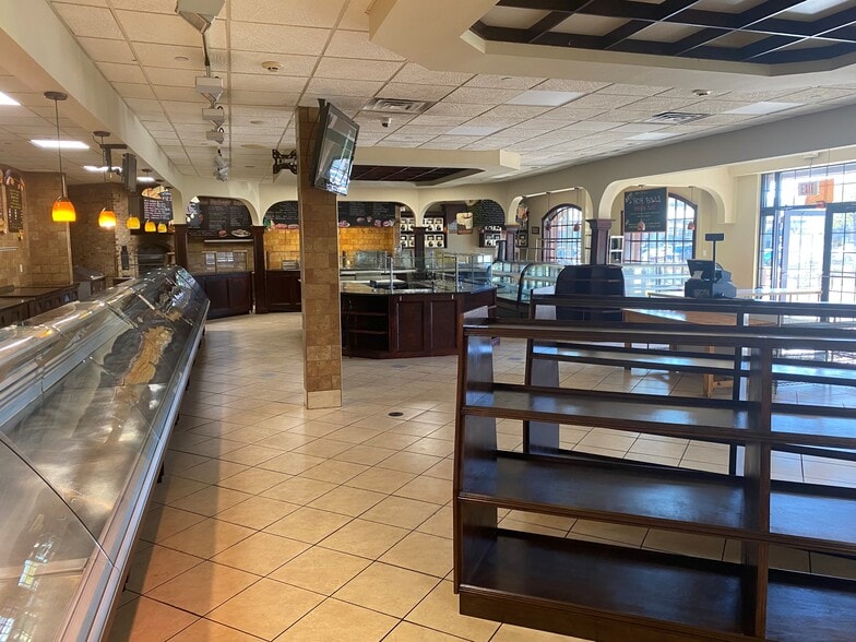 More Photos Of 1161-1165 Old Country Rd, Plainview Unknown For Lease