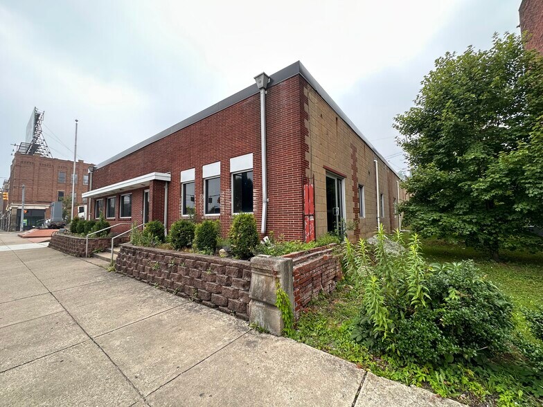 More Photos Of 108 W 8th Ave, Homestead Freestanding For Lease