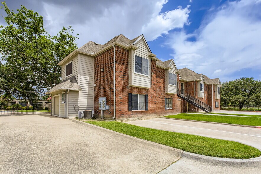 More Photos Of 12380 Wood Bayou Dr, Houston Apartments For Sale