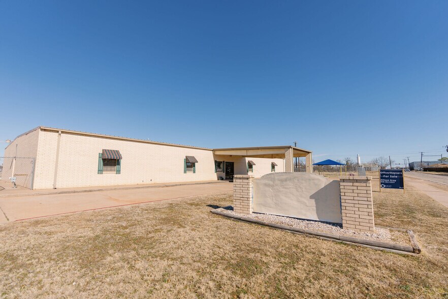 More Photos Of 1522 Weeks St, Wichita Falls Office For Sale