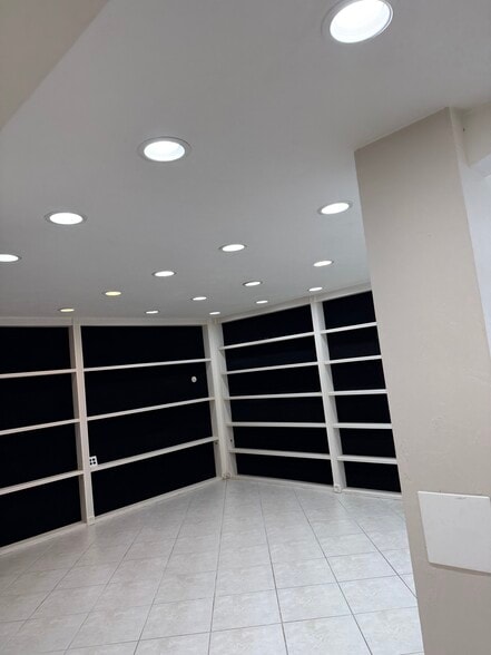 More Photos Of 3663 Arnold Ave, Naples Light Manufacturing For Lease