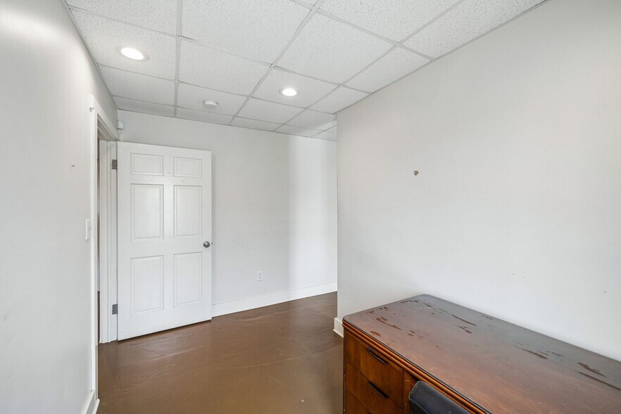 More Photos Of 1719 Signal Point Rd, Charleston Self Storage For Sale