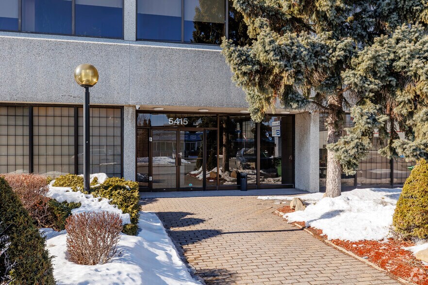 More Photos Of 5415 Rue Paré, Mt Royal Office For Lease